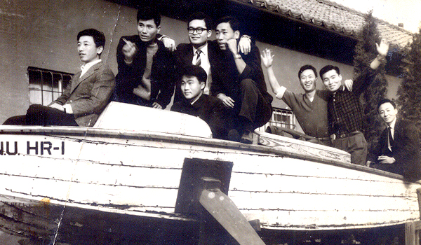 1964년 조선과 학생들이 수중익선에 승선하여 찍은 기념사진